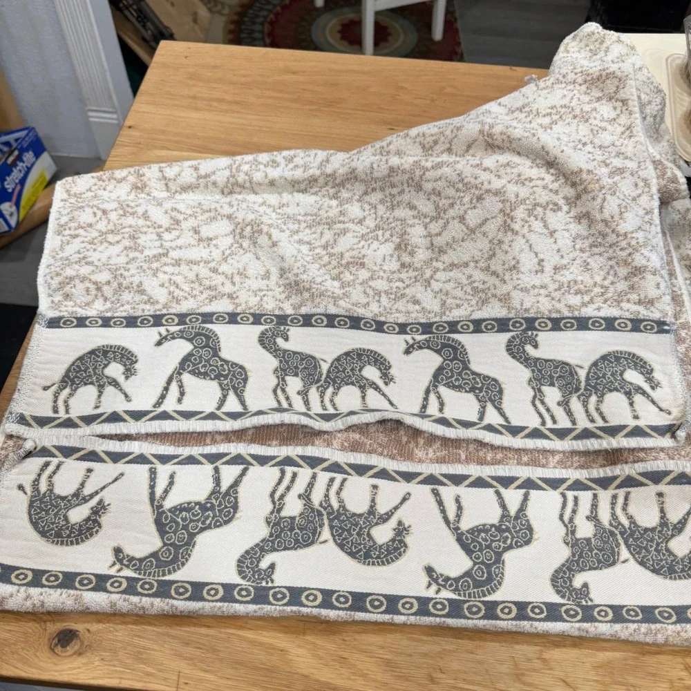 Vintage‎ Giraffe Safari Bath Towels Set of 2 Blue Beige Cotton Jacquard Border